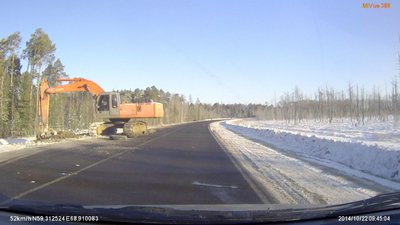 в районе с.Осинник обратил внимание на экскаватор - дабы не портить новый асфальт работает на старых автопокрышках (под гусеницами) ...