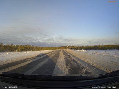 дорога была скользкой, на фото плохо видно, но на асфальте ледяная корка