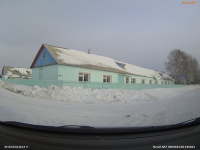 На переднем плане школа, чуть левее - детский сад