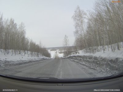 крутой спуск, из-за обледенелости грузовики (внизу) не могут забраться