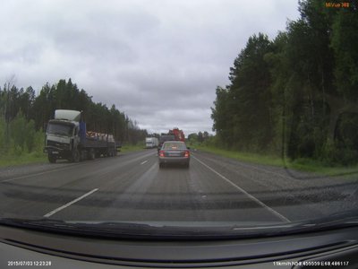 ДТП около перед мостом около д.Шестаково: разбитый МАЗ и бензовоз (на фото впереди через два автомобиля)