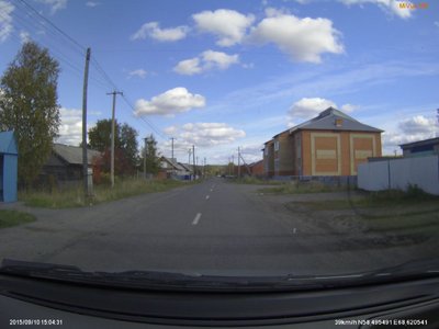 старые дома стоят рядом с новостройками